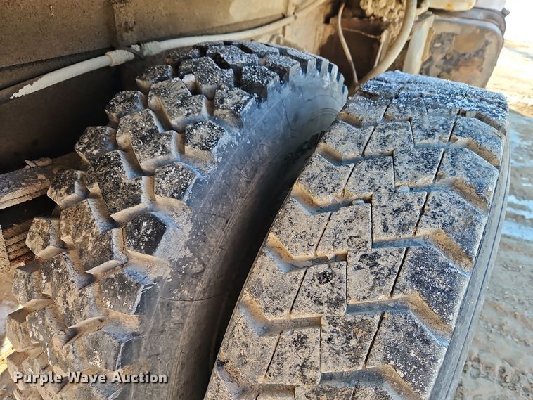 image for item EI8791 2000 International 4700 dump truck