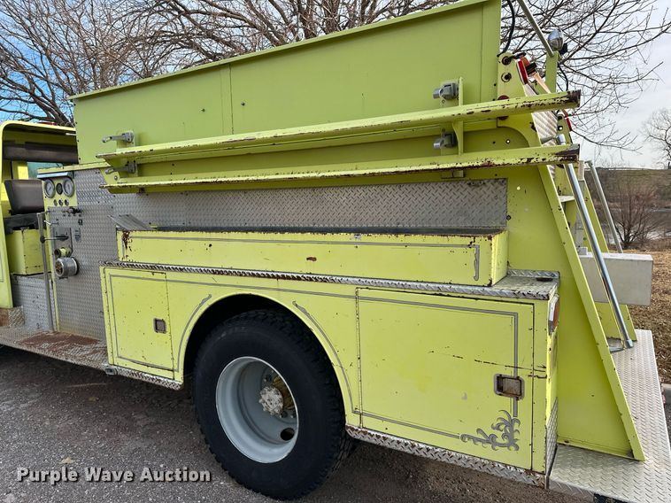 image for item EJ5285 1981 International C01850B pumper fire truck