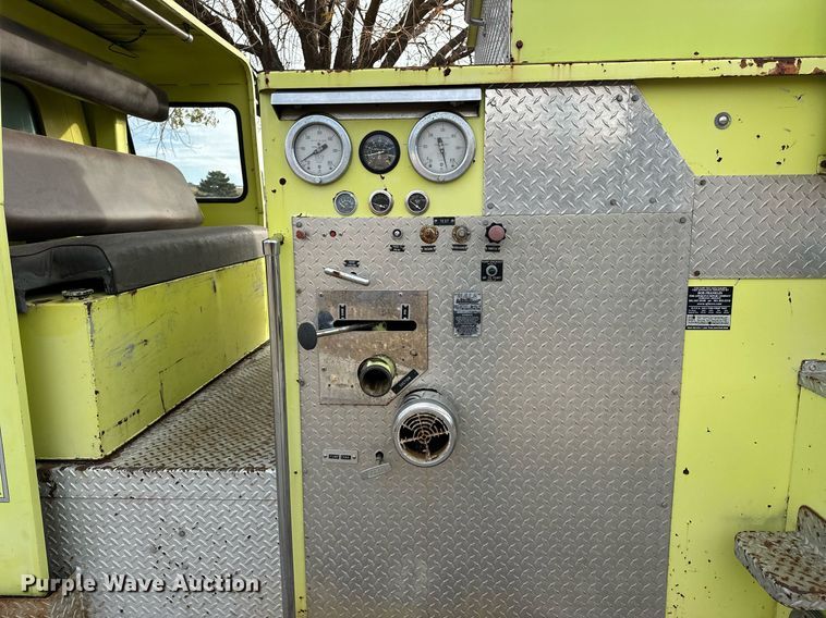image for item EJ5285 1981 International C01850B pumper fire truck