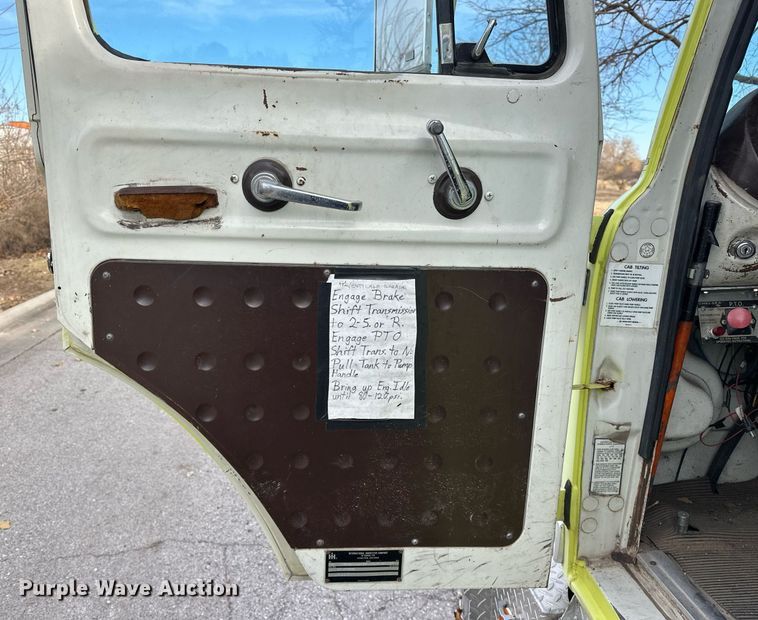 image for item EJ5285 1981 International C01850B pumper fire truck