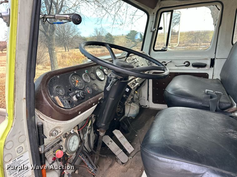 image for item EJ5285 1981 International C01850B pumper fire truck