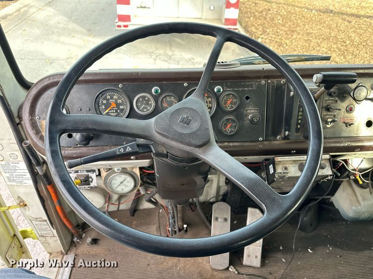 image for item EJ5285 1981 International C01850B pumper fire truck