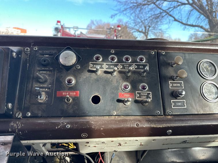 image for item EJ5285 1981 International C01850B pumper fire truck