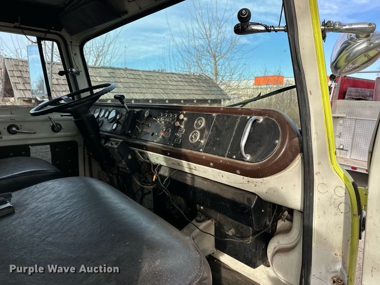 image for item EJ5285 1981 International C01850B pumper fire truck