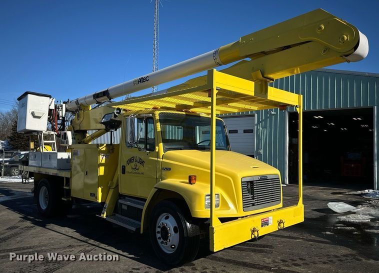 image for item EN5031 2001 Freightliner FL70 bucket truck