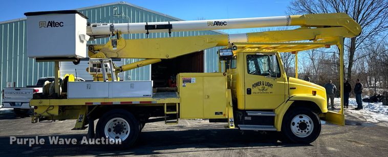 image for item EN5031 2001 Freightliner FL70 bucket truck
