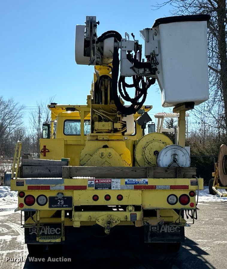 image for item EN5031 2001 Freightliner FL70 bucket truck