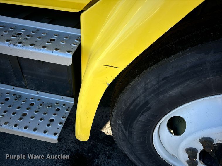 image for item EN5031 2001 Freightliner FL70 bucket truck