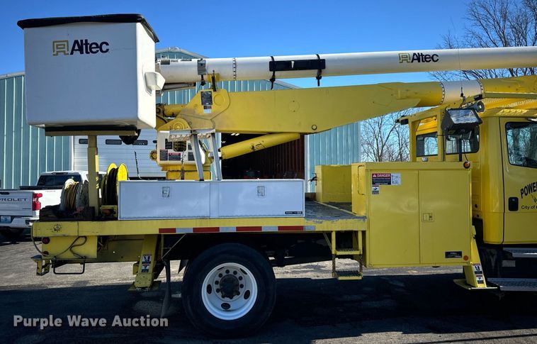 image for item EN5031 2001 Freightliner FL70 bucket truck