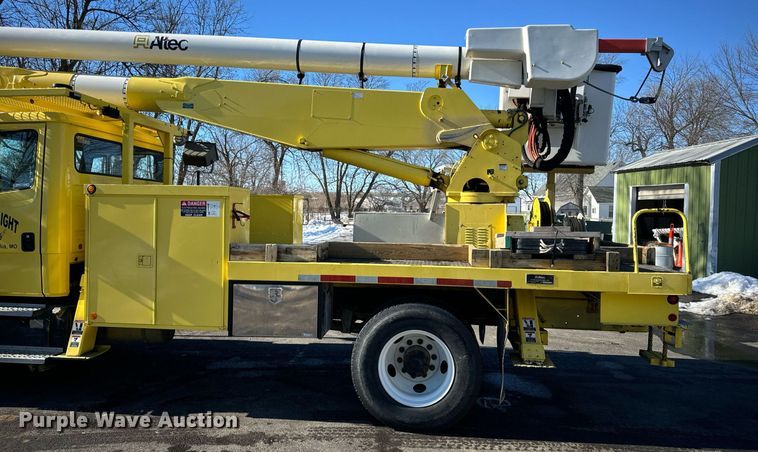 image for item EN5031 2001 Freightliner FL70 bucket truck