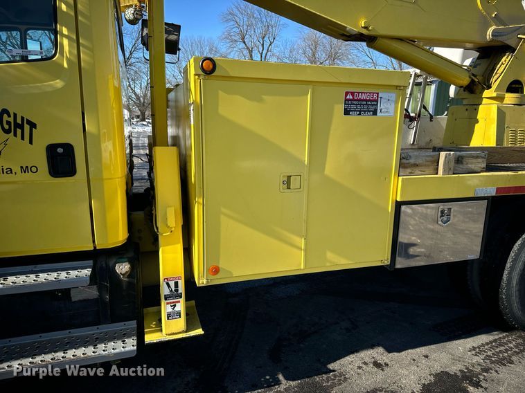 image for item EN5031 2001 Freightliner FL70 bucket truck