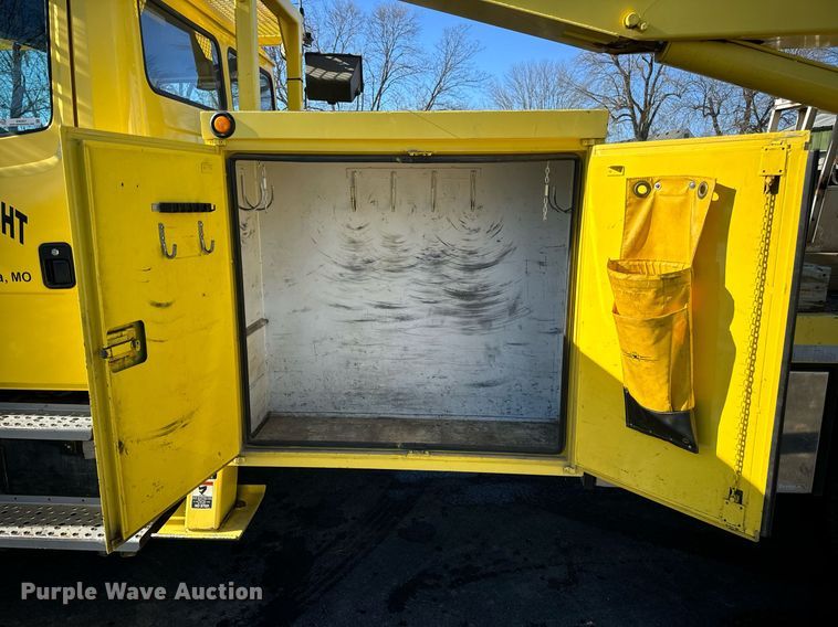 image for item EN5031 2001 Freightliner FL70 bucket truck