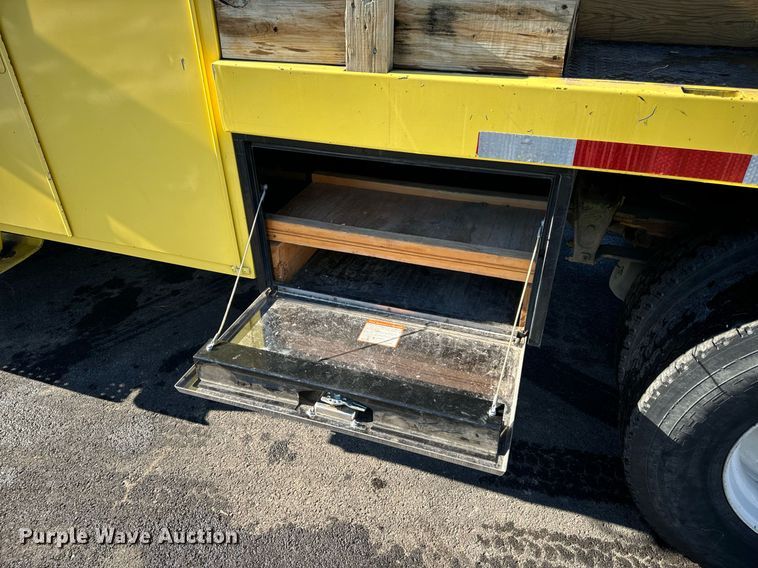 image for item EN5031 2001 Freightliner FL70 bucket truck