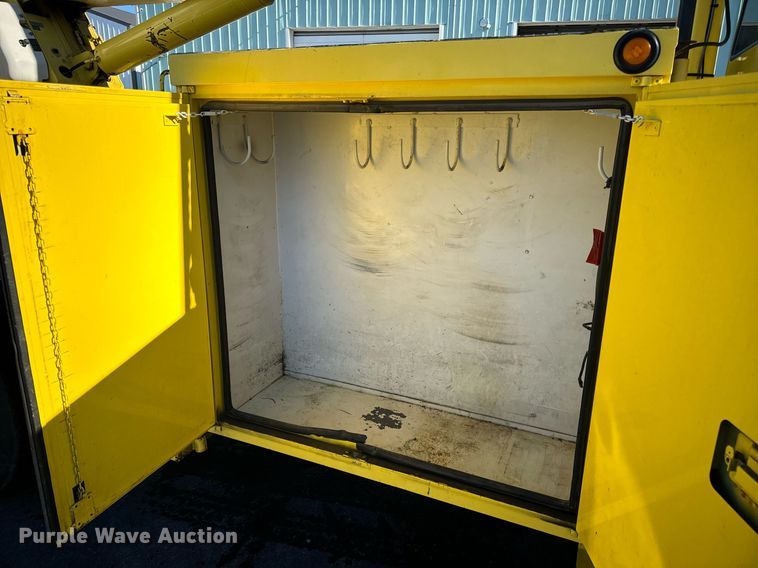 image for item EN5031 2001 Freightliner FL70 bucket truck