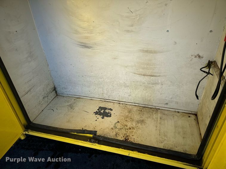 image for item EN5031 2001 Freightliner FL70 bucket truck