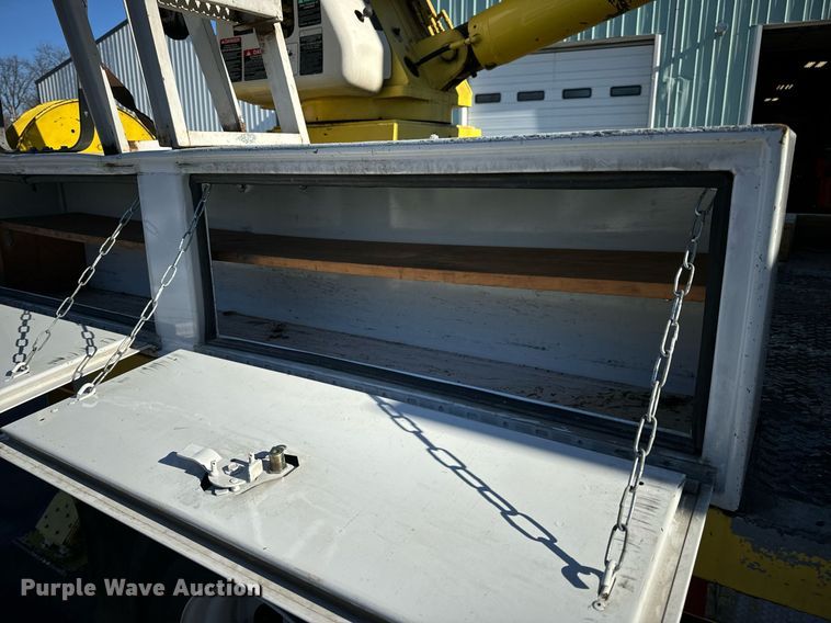 image for item EN5031 2001 Freightliner FL70 bucket truck