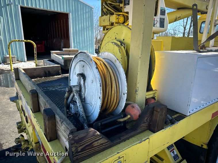 image for item EN5031 2001 Freightliner FL70 bucket truck