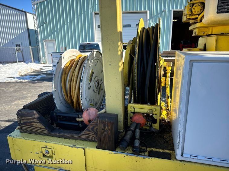 image for item EN5031 2001 Freightliner FL70 bucket truck