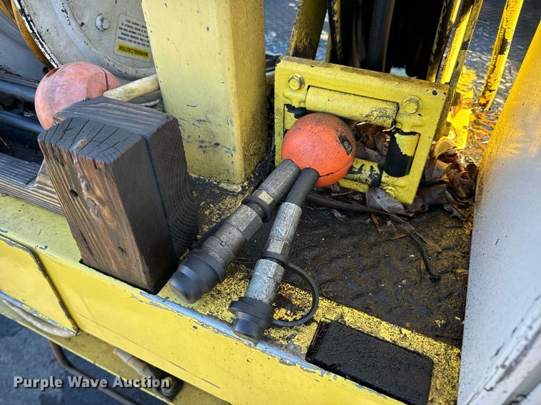 image for item EN5031 2001 Freightliner FL70 bucket truck