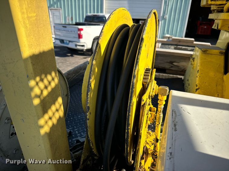 image for item EN5031 2001 Freightliner FL70 bucket truck