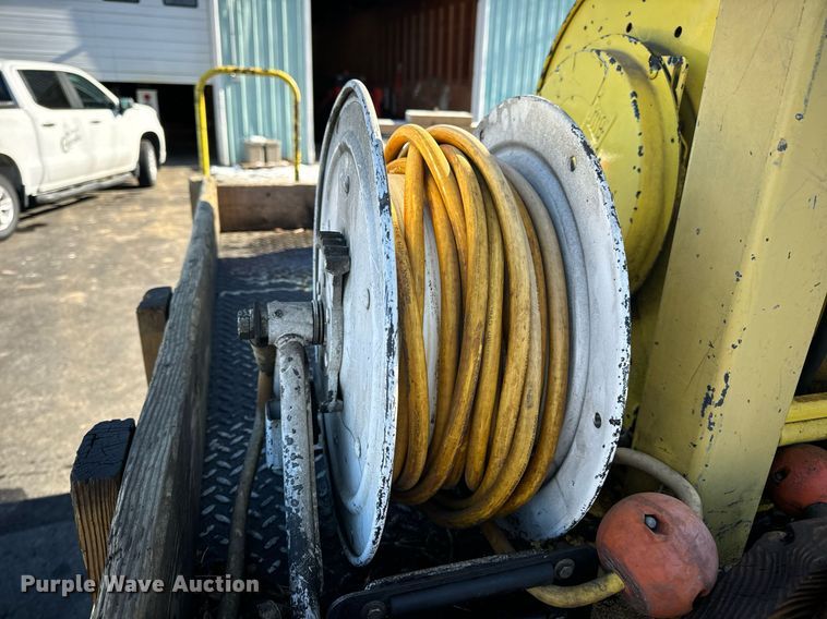 image for item EN5031 2001 Freightliner FL70 bucket truck