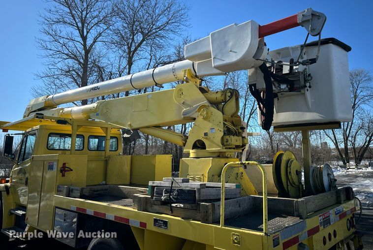 image for item EN5031 2001 Freightliner FL70 bucket truck