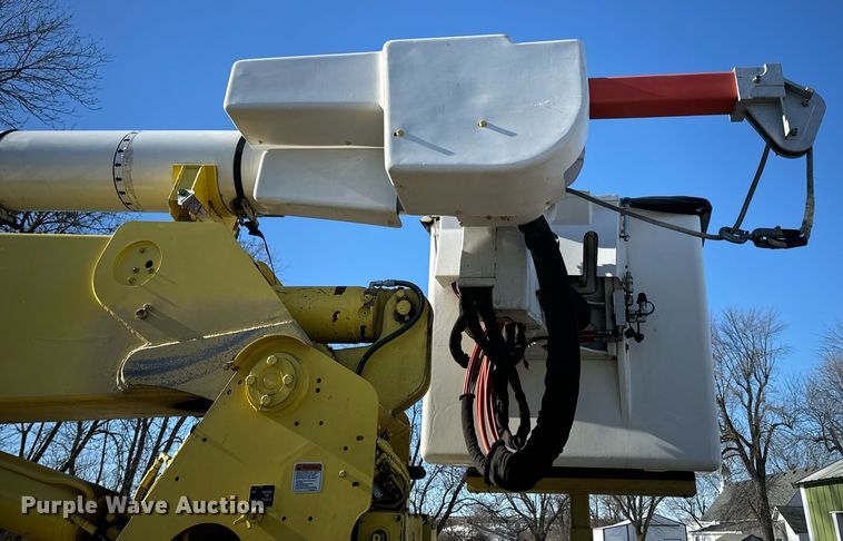 image for item EN5031 2001 Freightliner FL70 bucket truck