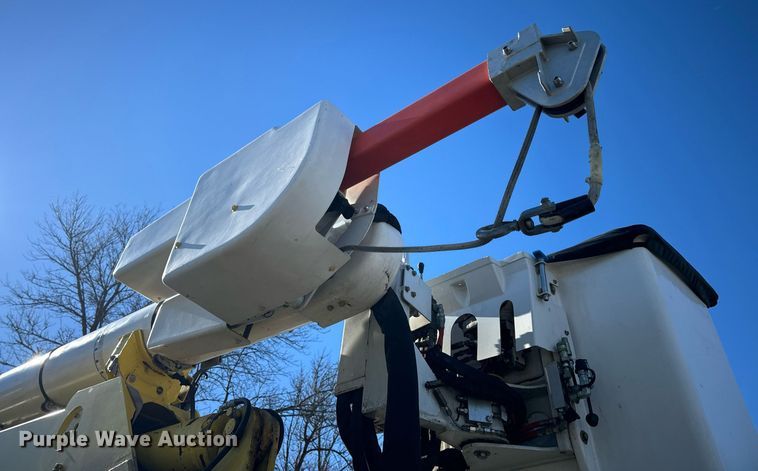 image for item EN5031 2001 Freightliner FL70 bucket truck