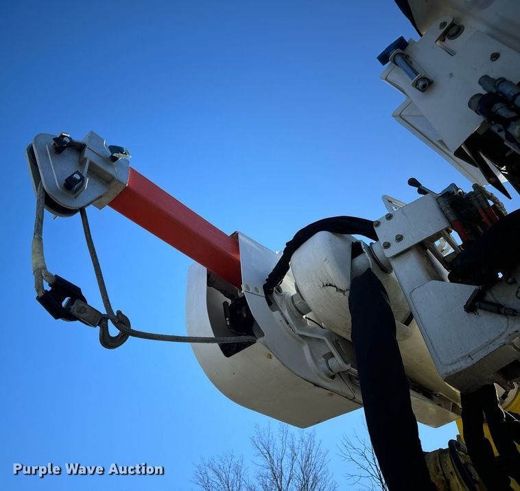 image for item EN5031 2001 Freightliner FL70 bucket truck