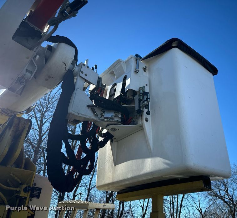 image for item EN5031 2001 Freightliner FL70 bucket truck