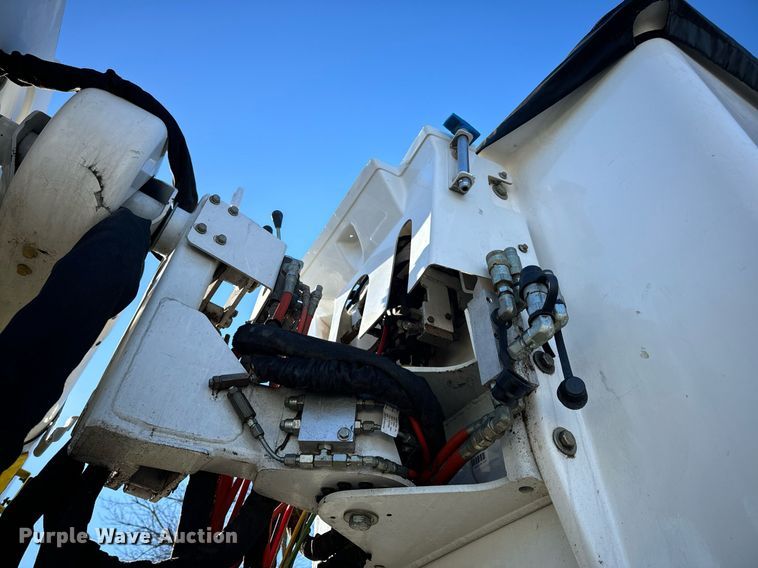 image for item EN5031 2001 Freightliner FL70 bucket truck