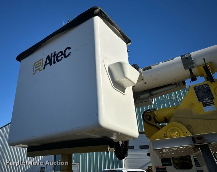 image for item EN5031 2001 Freightliner FL70 bucket truck