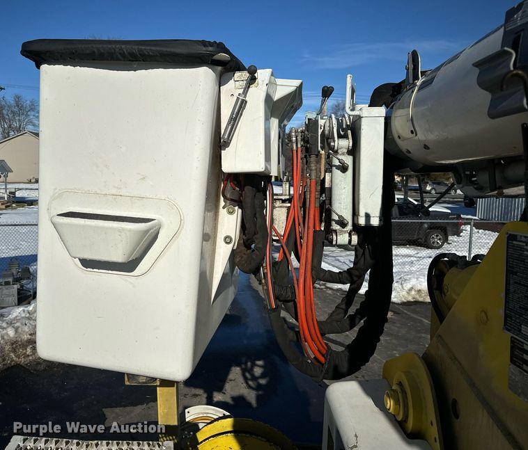 image for item EN5031 2001 Freightliner FL70 bucket truck