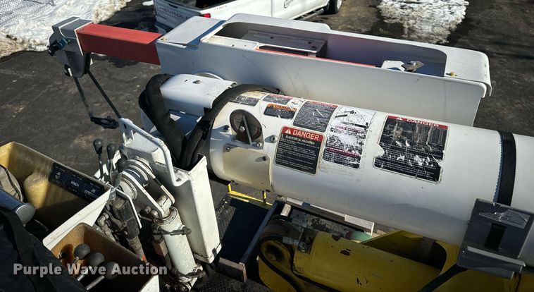 image for item EN5031 2001 Freightliner FL70 bucket truck