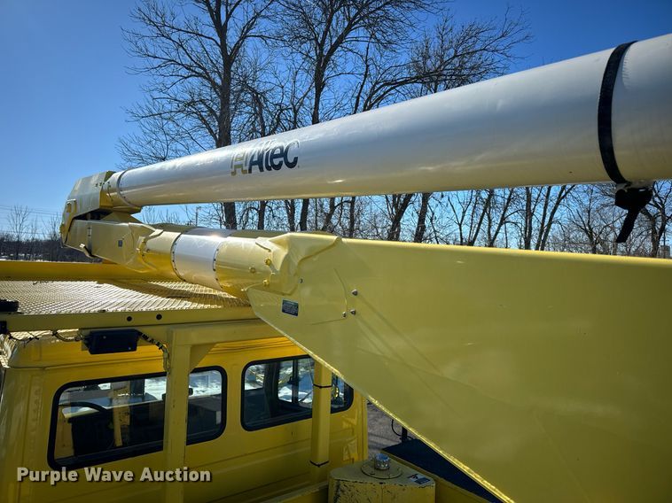 image for item EN5031 2001 Freightliner FL70 bucket truck