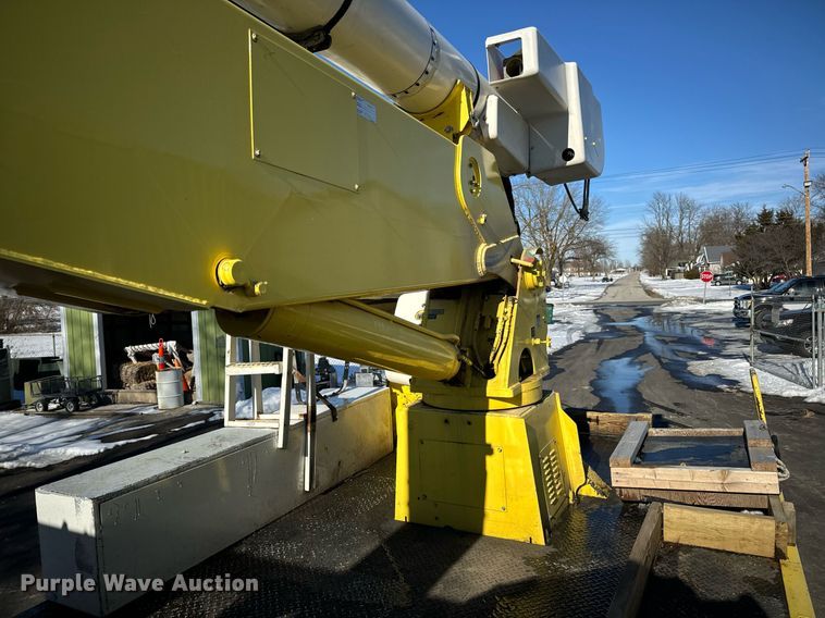 image for item EN5031 2001 Freightliner FL70 bucket truck