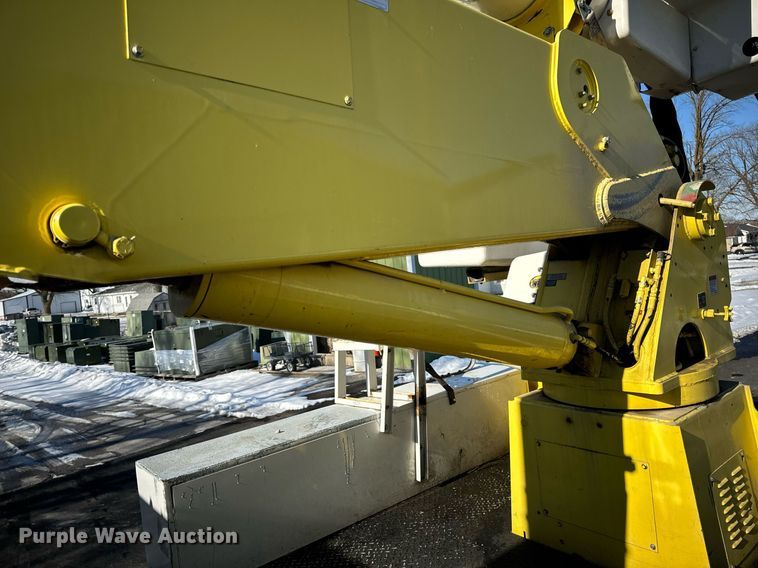 image for item EN5031 2001 Freightliner FL70 bucket truck