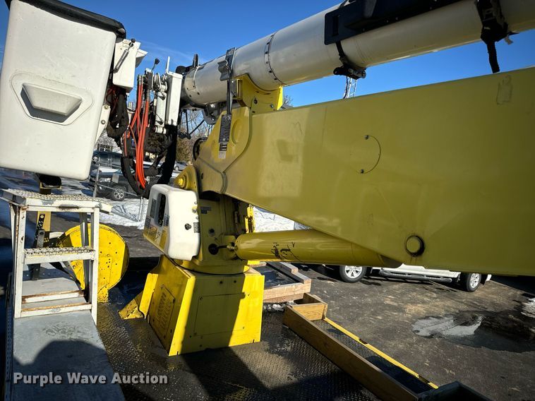 image for item EN5031 2001 Freightliner FL70 bucket truck