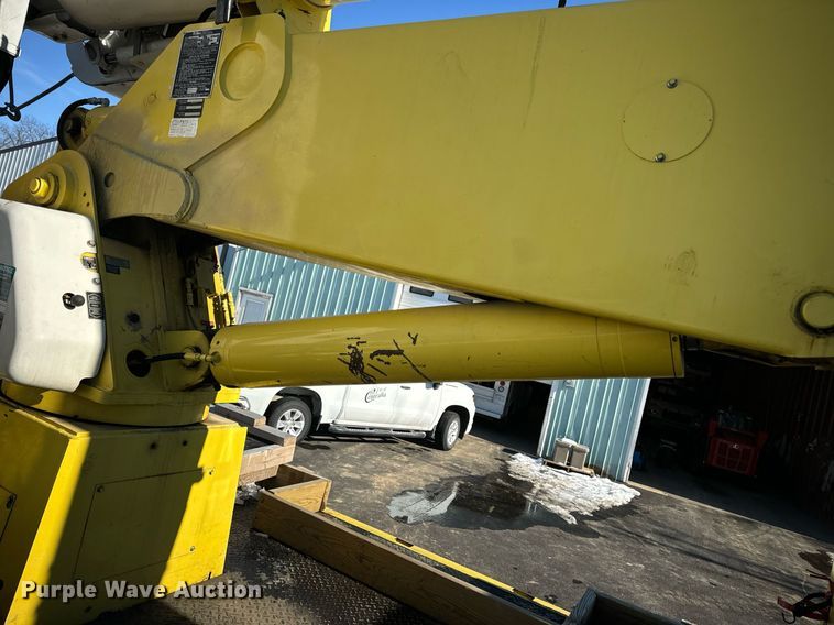 image for item EN5031 2001 Freightliner FL70 bucket truck