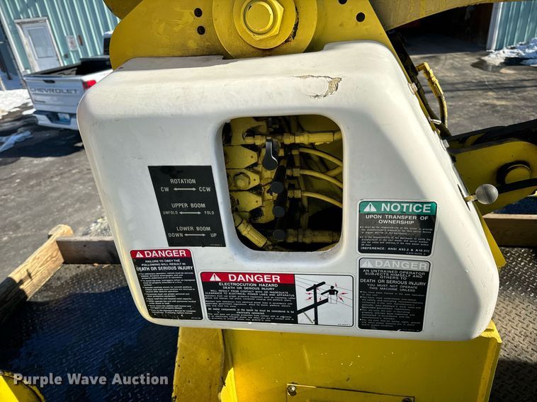 image for item EN5031 2001 Freightliner FL70 bucket truck