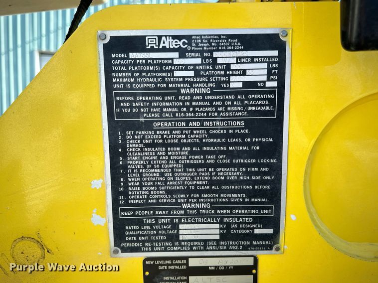 image for item EN5031 2001 Freightliner FL70 bucket truck