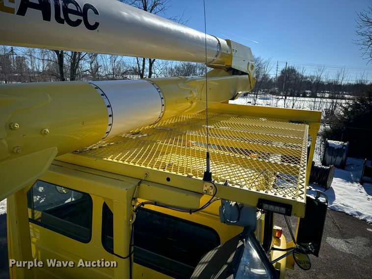 image for item EN5031 2001 Freightliner FL70 bucket truck