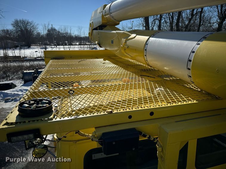 image for item EN5031 2001 Freightliner FL70 bucket truck