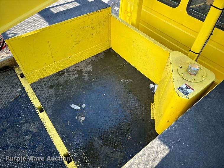 image for item EN5031 2001 Freightliner FL70 bucket truck