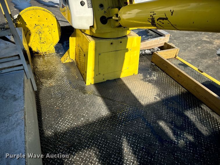 image for item EN5031 2001 Freightliner FL70 bucket truck