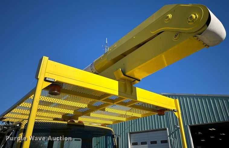 image for item EN5031 2001 Freightliner FL70 bucket truck