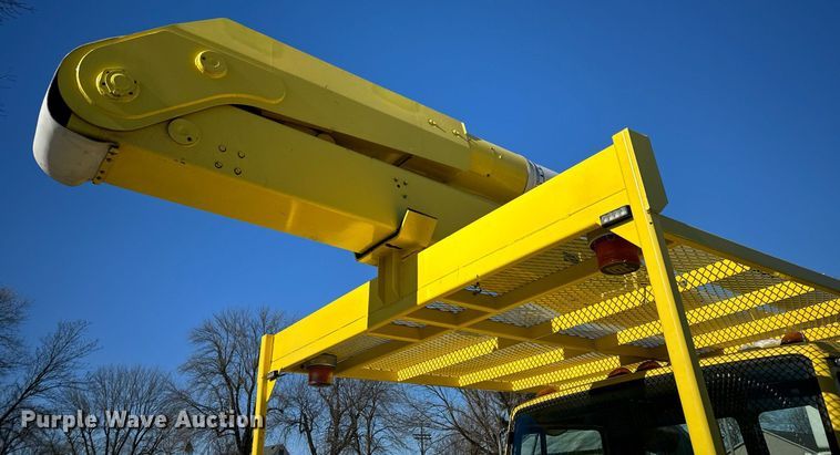 image for item EN5031 2001 Freightliner FL70 bucket truck