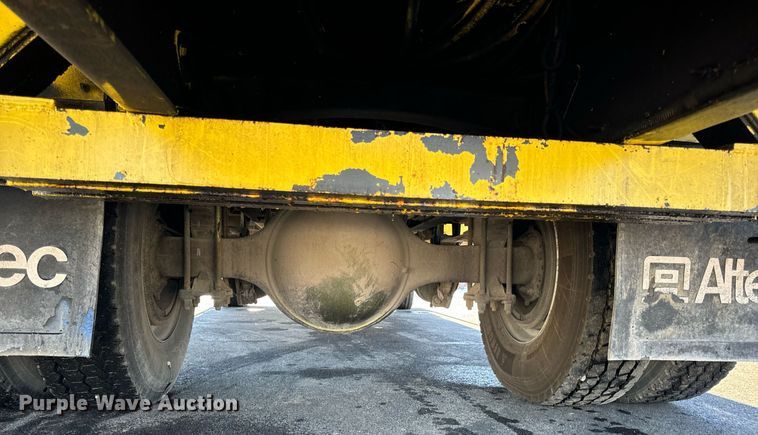 image for item EN5031 2001 Freightliner FL70 bucket truck