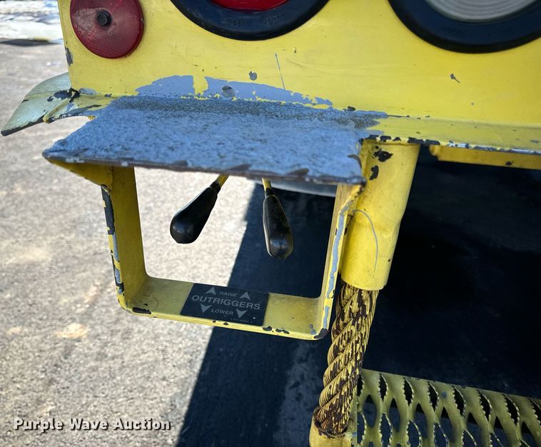 image for item EN5031 2001 Freightliner FL70 bucket truck