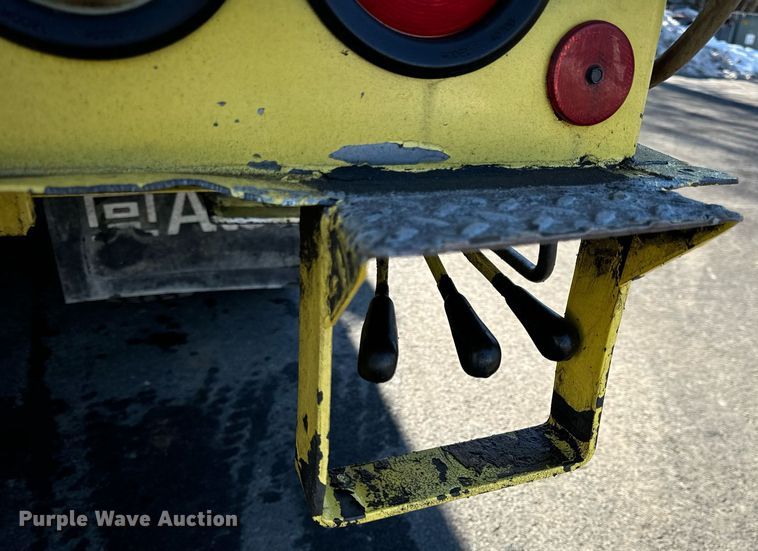 image for item EN5031 2001 Freightliner FL70 bucket truck